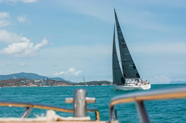 Racing yacht i ett hav — Stockfoto