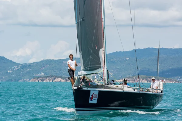 Yate de carreras en un mar — Foto de Stock