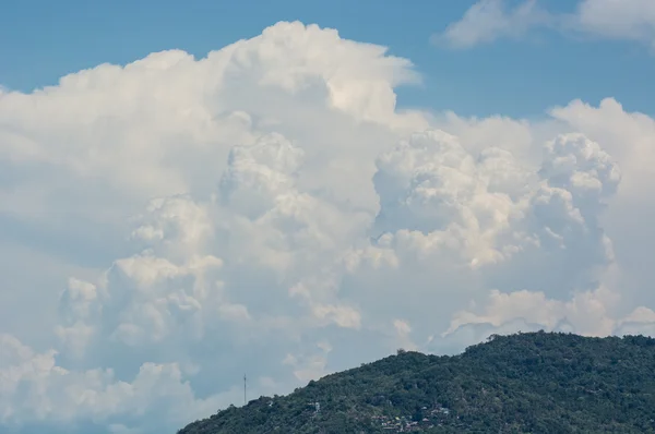 Día de verano cielo brillante Imágenes De Stock Sin Royalties Gratis