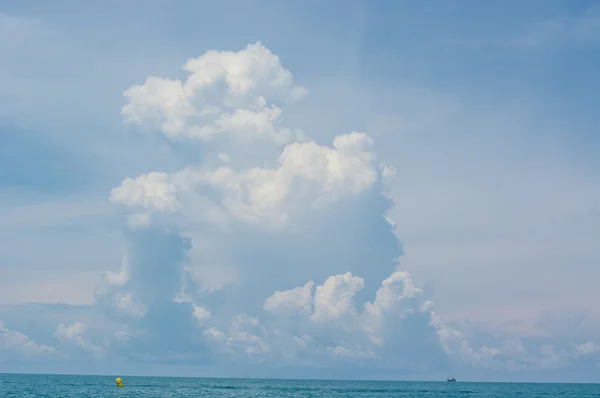 Heldere hemel zomerdag Stockafbeelding