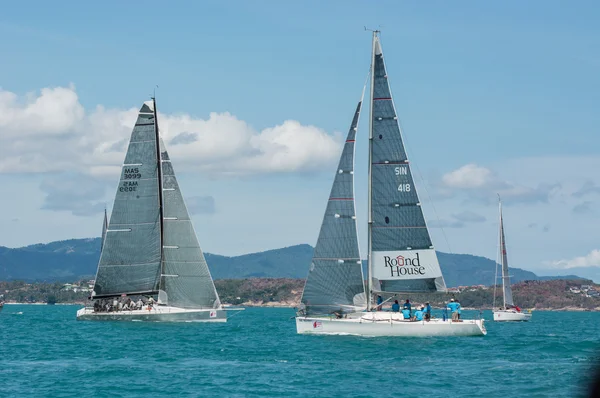 Yate de carreras en un mar — Foto de Stock