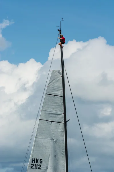 Hombre en un mástil de yate — Foto de Stock