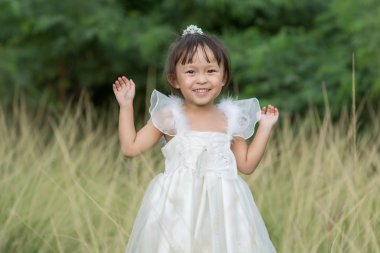 sabun köpüğü ile oynayan çocuk.