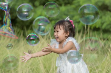 sabun köpüğü ile oynayan çocuk.