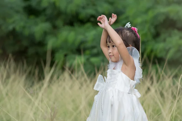 Criança brincando com bolhas de sabão . — Fotografia de Stock