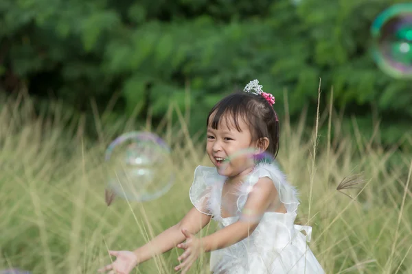 シャボン玉で遊ぶ子供. — ストック写真