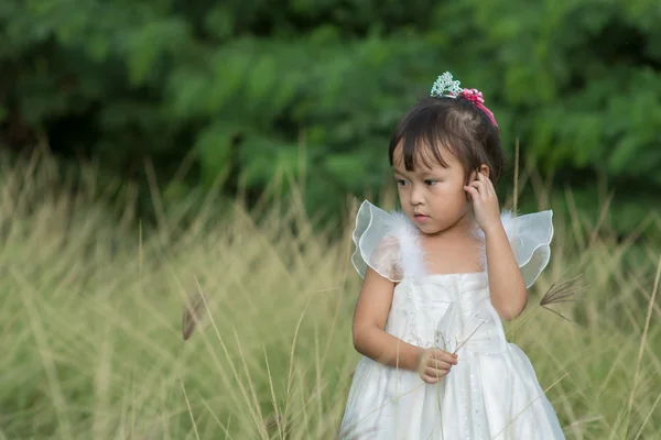 Criança brincando com bolhas de sabão . — Fotografia de Stock