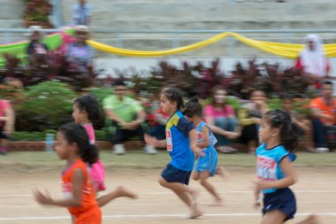 Taylandlı öğrenciler spor sırasında 2014 geçit töreni.