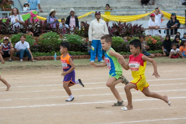 タイの学生はスポーツの中にパレード 2014 — ストック写真