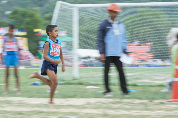 Crianças durante desfile esportivo — Fotografia de Stock