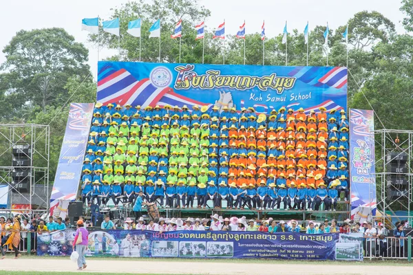 Niños durante el desfile deportivo —  Fotos de Stock