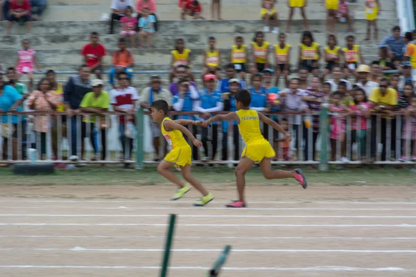 Crianças durante desfile esportivo — Fotografia de Stock