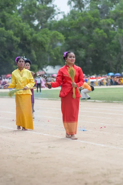 Crianças durante desfile esportivo — Fotografia de Stock