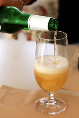 bardak soğuk bira şişe dolum