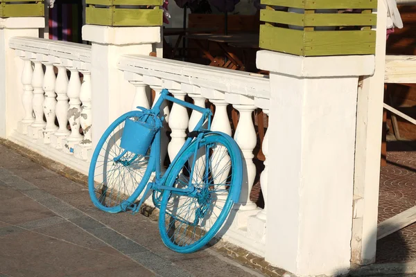 Bemalt blau Fahrrad — Stockfoto