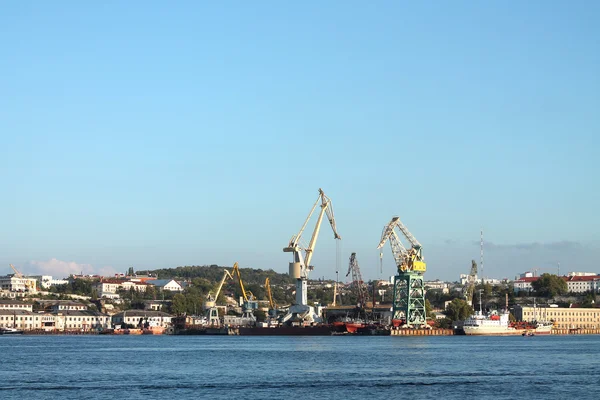 Nákladní námořní přístav, jeřáby panorama — Stock fotografie
