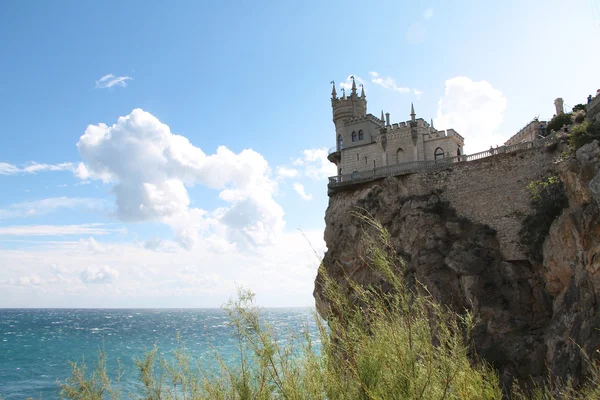 Old castle Swallow's Nest on the edge of cliff above the blue sea — Stock Photo, Image