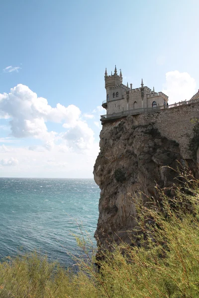 Old castle Swallow's Nest on the edge of cliff above the blue sea — Stock Photo, Image