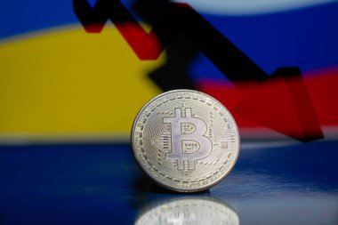 Ukrayna ve Rus bayrağının arka planında metal para Bitcoin. Ekonomik yaptırımlar kavramı.
