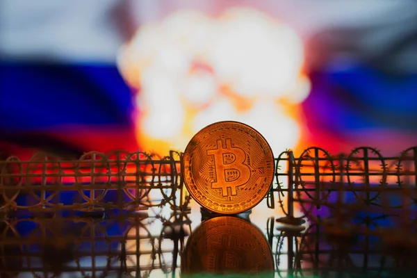 Rus bayrağının arka planında bitcoin ile dikenli tel var. Yaptırımlar ve kripto para birimleri kavramı.