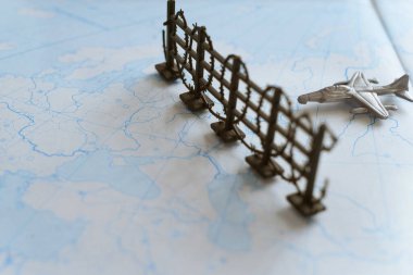 Ukrayna haritasının arka planında askeri oyuncak uçak. Kavram.