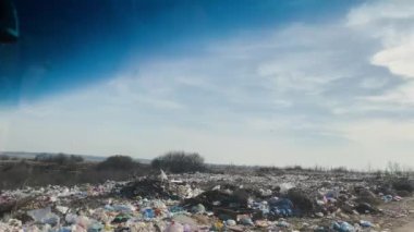 Ukrayna. Mart 2022. Çevre felaketi. Tarım alanları atıklarla kirlenmiştir.