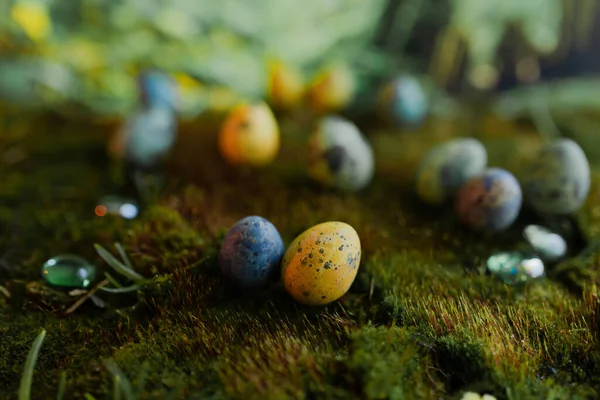 Uova Pasqua Colorate Erba Verde Con Sfondo Sfocato — Foto Stock