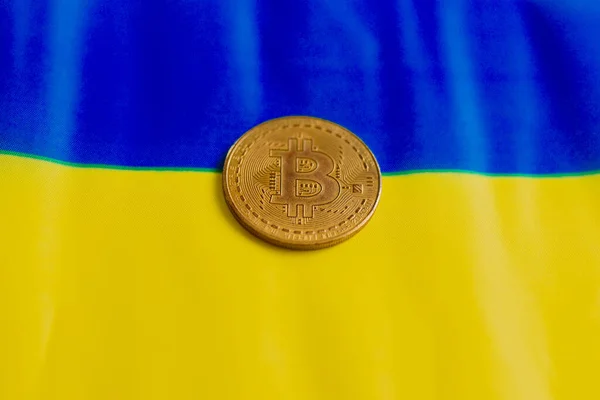 ウクライナの国旗を背景にしたビットコイン ウクライナの戦争を背景にした暗号通貨市場の概念 — ストック写真