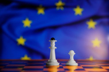 Avrupa Birliği bayraklarının arka planına karşı satranç.