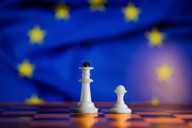 Avrupa Birliği bayraklarının arka planına karşı satranç