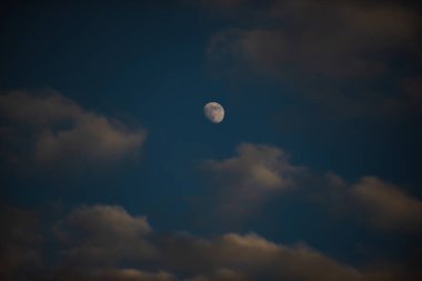 Ukrayna gökyüzünde bulutlu ay.