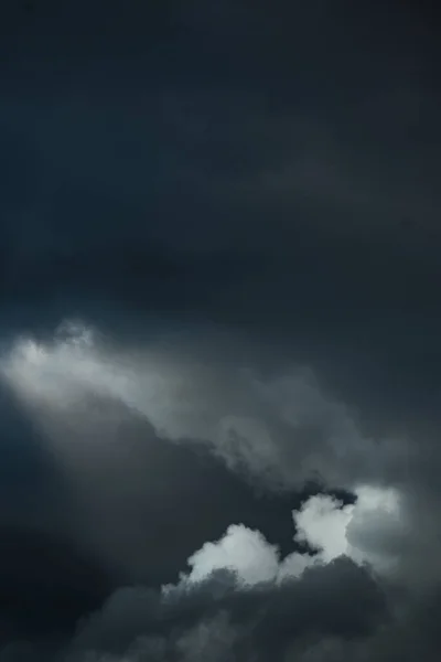 嵐の前の空の雷雲 — ストック写真