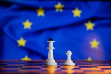 Avrupa Birliği bayraklarının arka planına karşı satranç