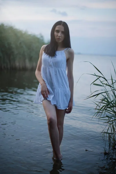 Doğada Nehrin Kenarında Kısa Beyaz Elbiseli Güzel Seksi Kız — Stok fotoğraf