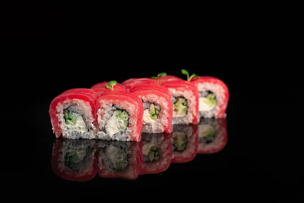 Sushi Rulle Svart Glänsande Bakgrund — Stockfoto