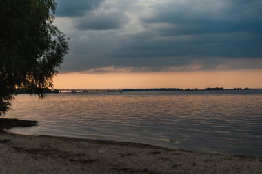 Fırtınadan sonra gün batımında Dinyeper.