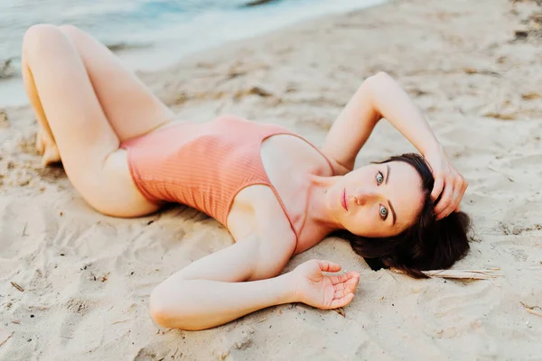 Dívka Béžovém Spodním Prádle Písečné Pláži Létě — Stock fotografie