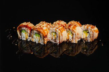 Suşi, siyah parlak arka planda iştah açıcı.