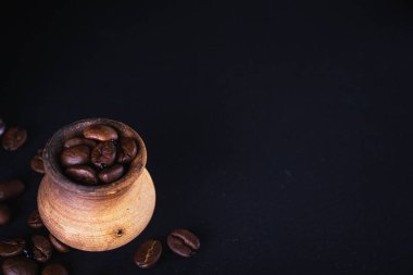 Siyah arka planda kilden yapılmış kahve çekirdekleri. Yüksek kalite fotoğraf