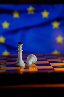 Avrupa Birliği bayraklarının arka planına karşı satranç.