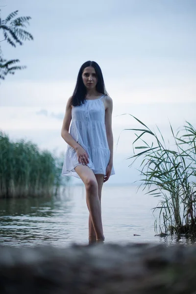 Doğada Nehrin Kenarında Kısa Beyaz Elbiseli Güzel Seksi Kız — Stok fotoğraf