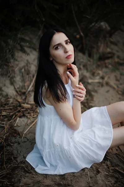 Belle Fille Sexy Dans Une Robe Blanche Courte Dans Nature — Photo
