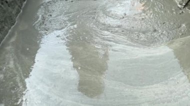 Usta çimentoya yakından müdahale ediyor. Yüksek kalite 4k görüntü
