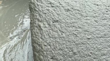 Usta çimentoya yakından müdahale ediyor. Yüksek kalite 4k görüntü