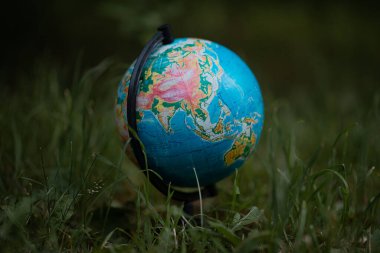 Yazın bulutlu bir günde yeşil çimlerin üzerindeki dünya. Yüksek kalite fotoğraf