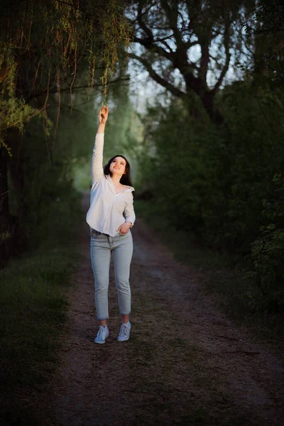 Sexy Sinnliche Brünette Spaziert Bei Sonnenuntergang Weißer Bluse Und Jeans — Stockfoto