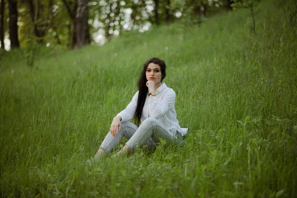 Brune Sexy Assise Sur Herbe Dans Parc Été Chemisier Blanc — Photo