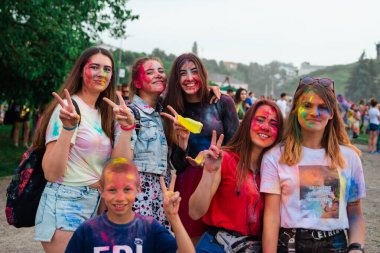 Ukrayna 'daki festivalde Holi renklerinin savaşı. Çerkassi Ukrayna