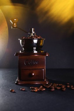 Kahve öğütücüsü, siyah arkaplanda kahve çekirdekleri..