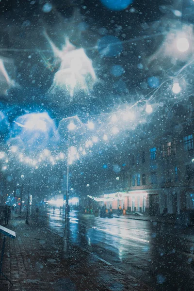 Перший Сніг Нічному Місті Розмитим Тлом Світлі Ліхтарів — стокове фото